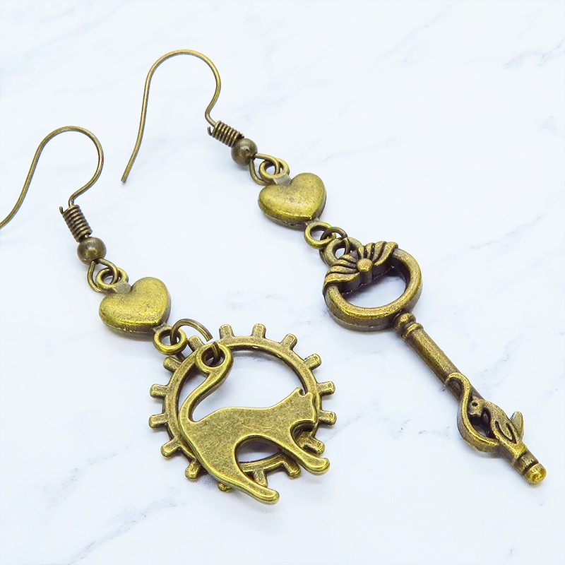 アンティークゴールド 跳ね猫と鍵のスマートなアシンメトリーピアス ハート 歯車