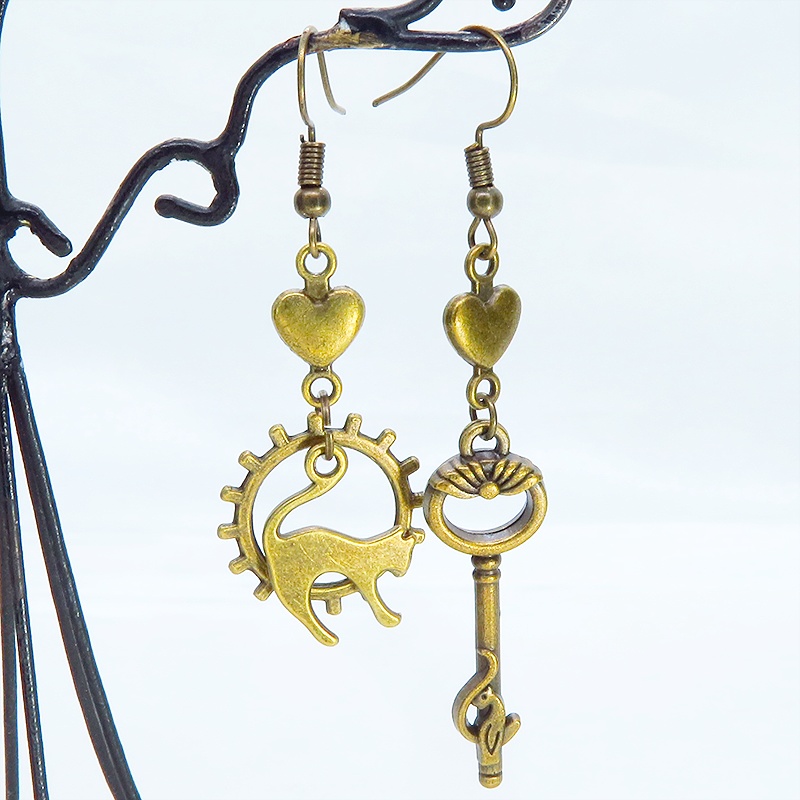 アンティークゴールド 跳ね猫と鍵のスマートなアシンメトリーピアス ハート 歯車