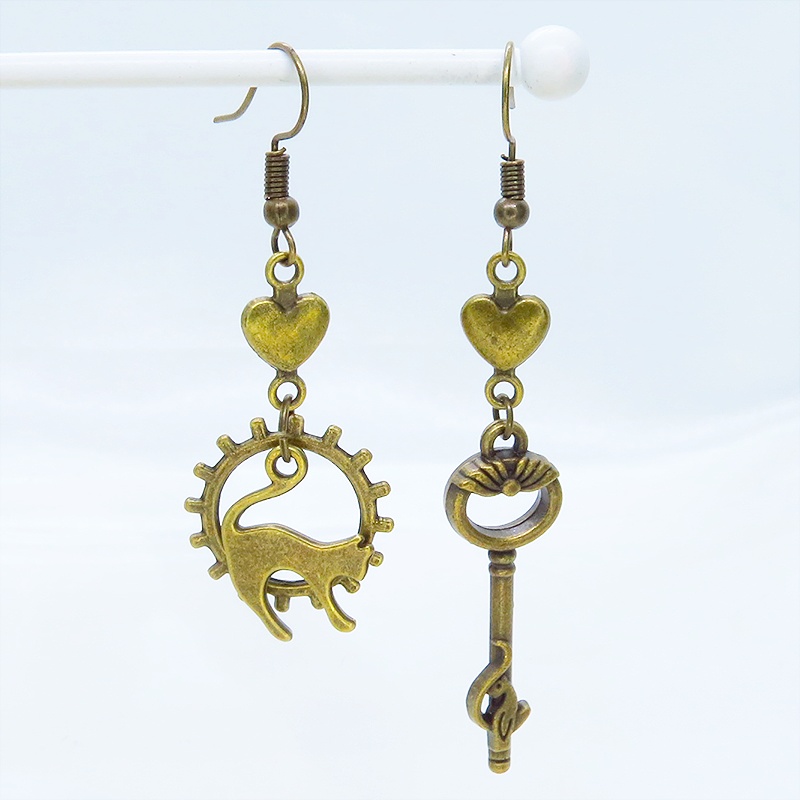 アンティークゴールド 跳ね猫と鍵のスマートなアシンメトリーピアス ハート 歯車