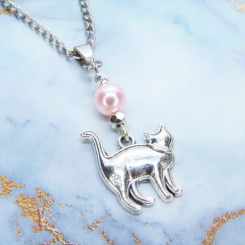 アンティークシルバー 歩き猫シルエットモチーフとスワロフスキーパール(ロザリン)のネックレス 長さ変更可 SV925可