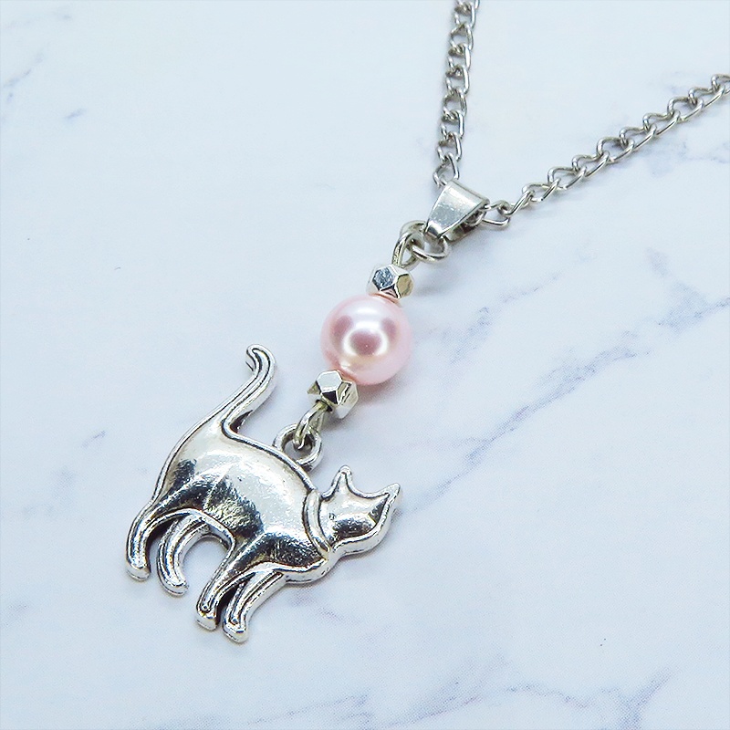 アンティークシルバー 歩き猫シルエットモチーフとスワロフスキーパール(ロザリン)のネックレス 長さ変更可 SV925可