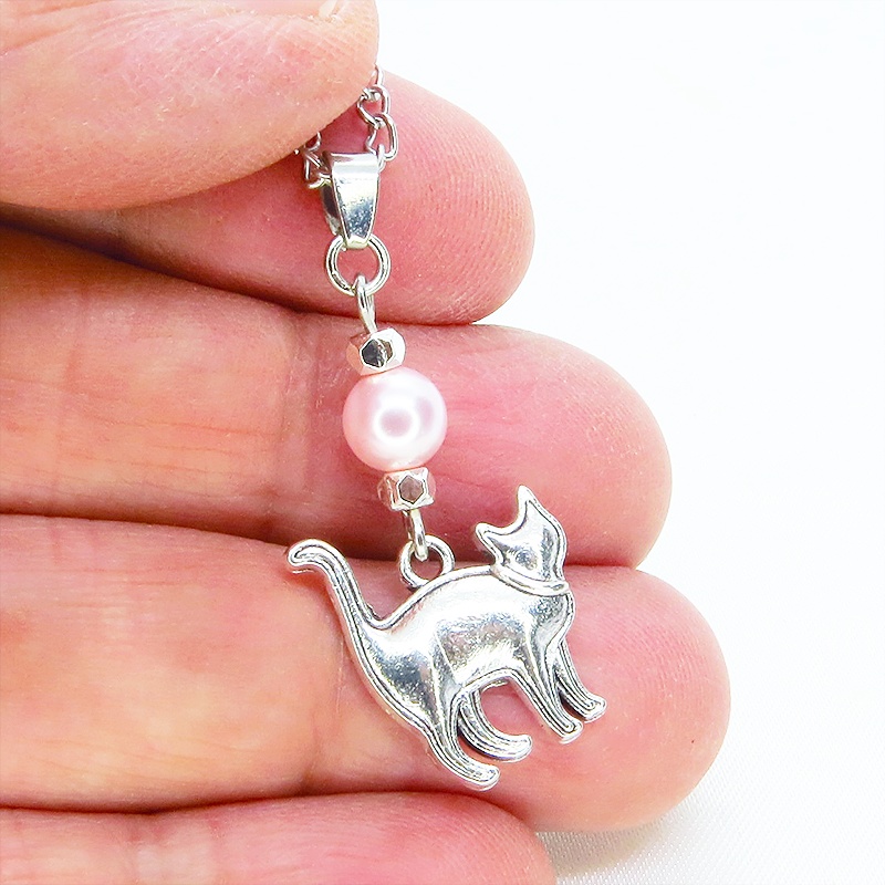 アンティークシルバー 歩き猫シルエットモチーフとスワロフスキーパール(ロザリン)のネックレス 長さ変更可 SV925可