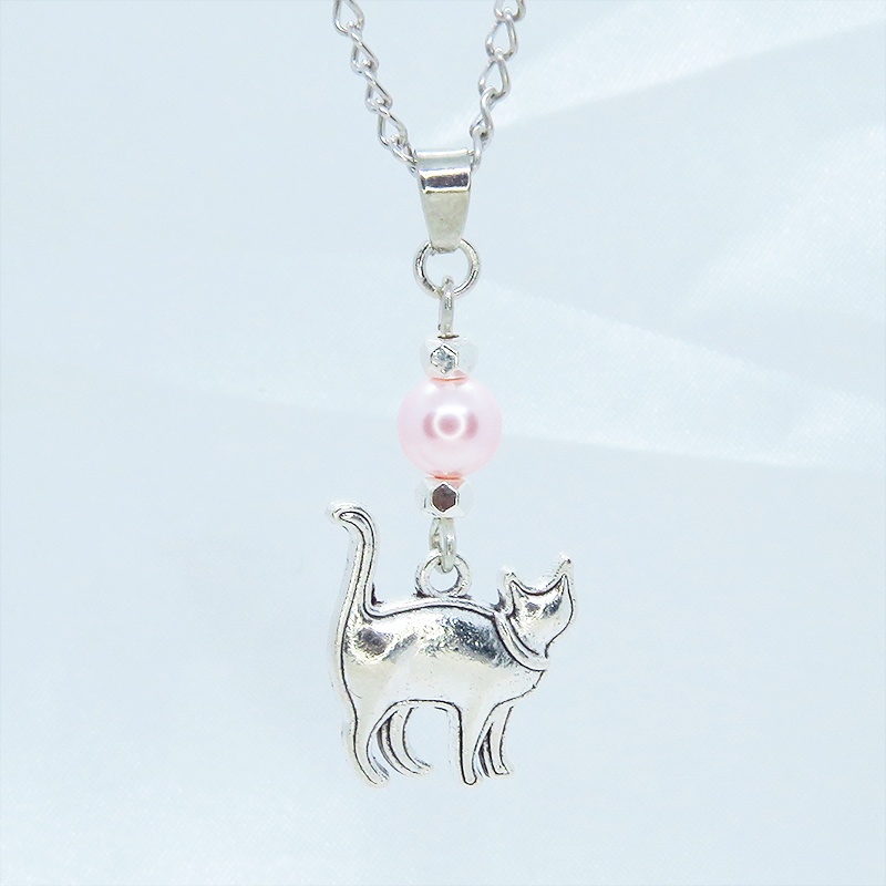 アンティークシルバー 歩き猫シルエットモチーフとスワロフスキーパール(ロザリン)のネックレス 長さ変更可 SV925可