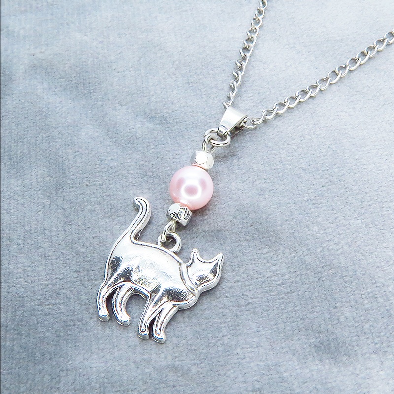 アンティークシルバー 歩き猫シルエットモチーフとスワロフスキーパール(ロザリン)のネックレス 長さ変更可 SV925可
