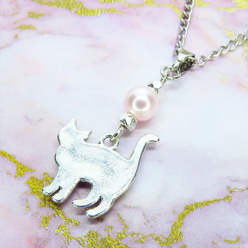 アンティークシルバー 歩き猫シルエットモチーフとスワロフスキーパール(ロザリン)のネックレス 長さ変更可 SV925可