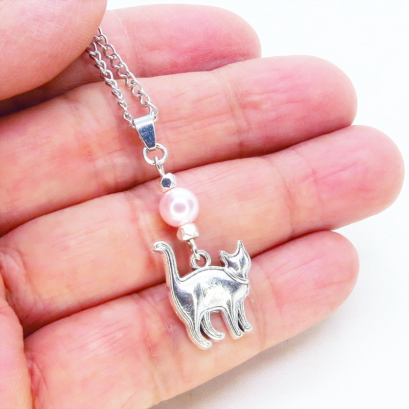 アンティークシルバー 歩き猫シルエットモチーフとスワロフスキーパール(ロザリン)のネックレス 長さ変更可 SV925可