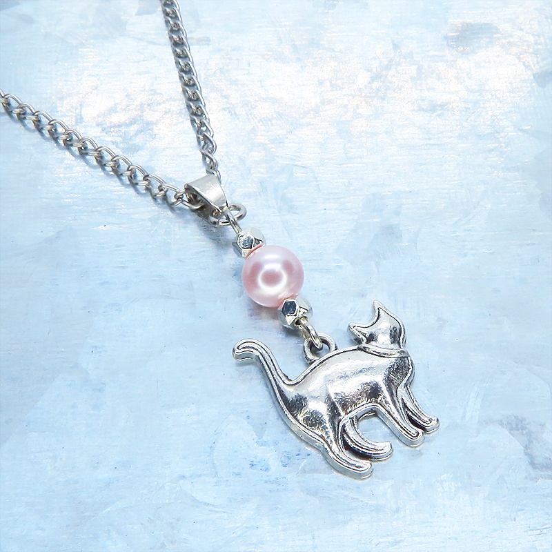 アンティークシルバー 歩き猫シルエットモチーフとスワロフスキーパール(ロザリン)のネックレス 長さ変更可 SV925可