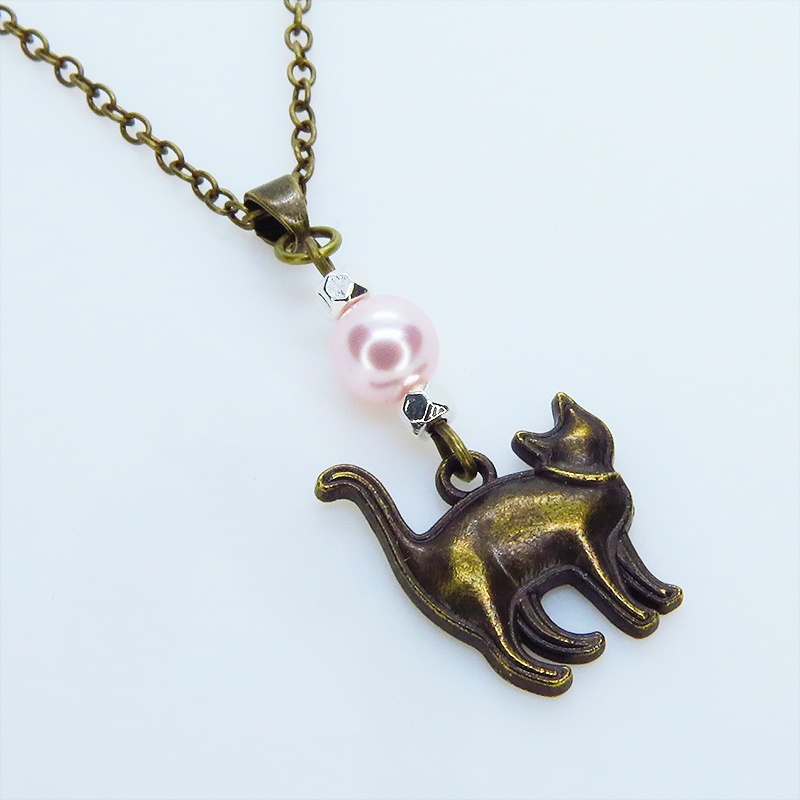 アンティークゴールド 歩き猫シルエットモチーフとスワロフスキーパール(ロザリン)のネックレス 長さ変更可