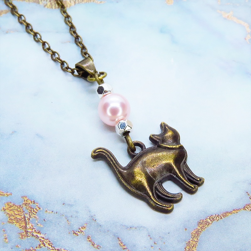 アンティークゴールド 歩き猫シルエットモチーフとスワロフスキーパール(ロザリン)のネックレス 長さ変更可