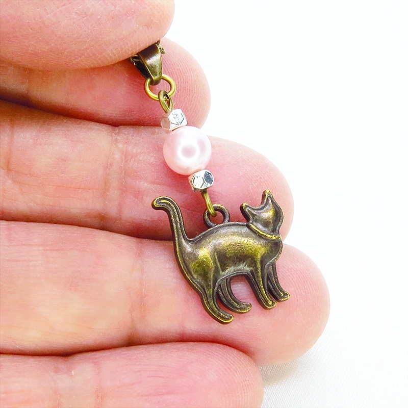 アンティークゴールド 歩き猫シルエットモチーフとスワロフスキーパール(ロザリン)のネックレス 長さ変更可