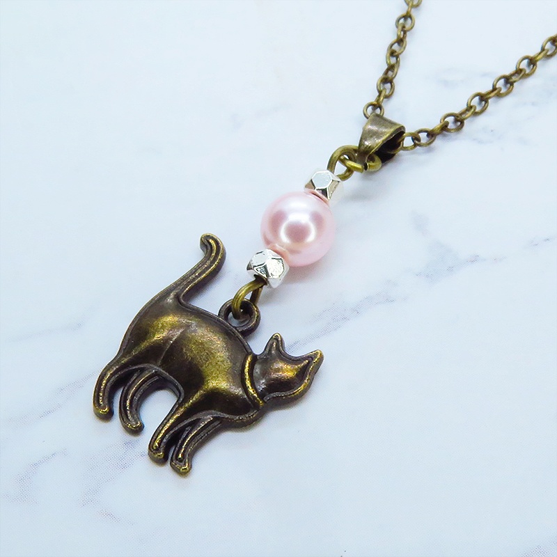 アンティークゴールド 歩き猫シルエットモチーフとスワロフスキーパール(ロザリン)のネックレス 長さ変更可