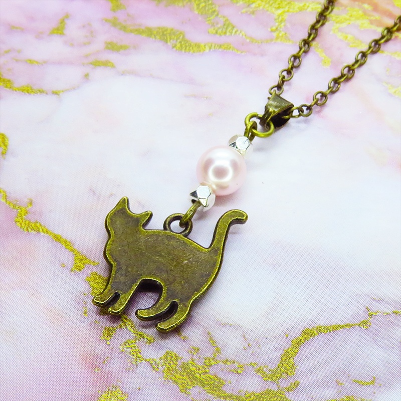 アンティークゴールド 歩き猫シルエットモチーフとスワロフスキーパール(ロザリン)のネックレス 長さ変更可