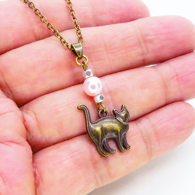 アンティークゴールド 歩き猫シルエットモチーフとスワロフスキーパール(ロザリン)のネックレス 長さ変更可