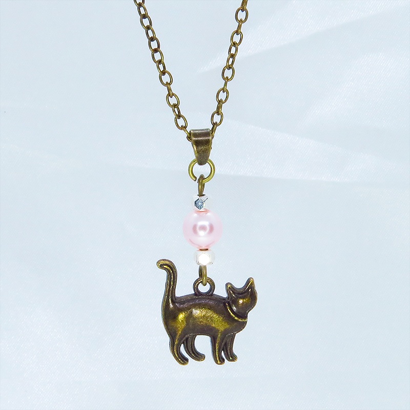 アンティークゴールド 歩き猫シルエットモチーフとスワロフスキーパール(ロザリン)のネックレス 長さ変更可