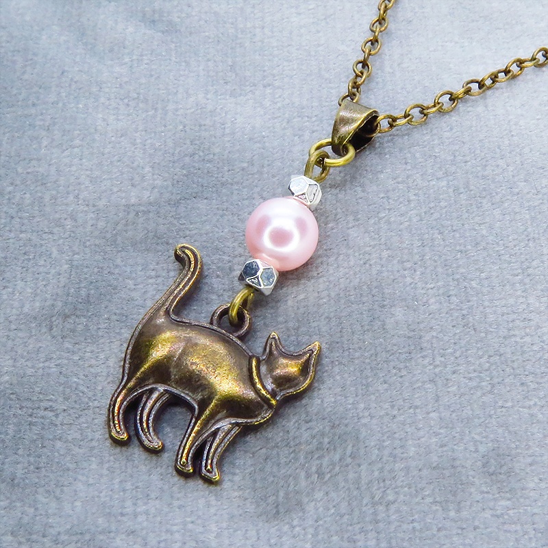 アンティークゴールド 歩き猫シルエットモチーフとスワロフスキーパール(ロザリン)のネックレス 長さ変更可