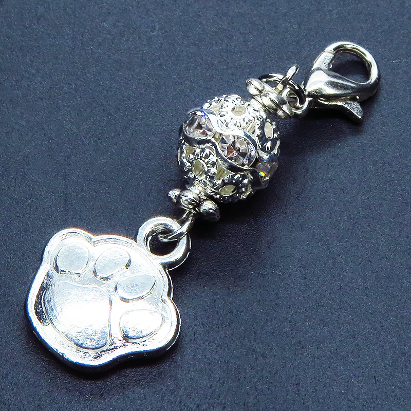 スマホ・マスクチャーム アンティークシルバー 肉球とメタルビーズのチャーム 猫 犬 金具変更可 ジャックピン追加可能