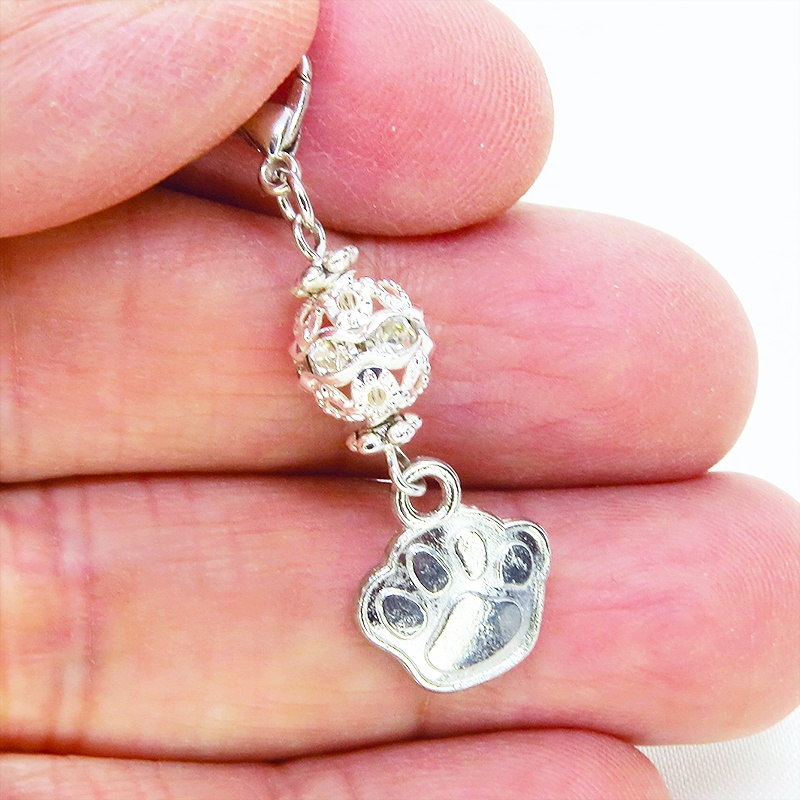スマホ・マスクチャーム アンティークシルバー 肉球とメタルビーズのチャーム 猫 犬 金具変更可 ジャックピン追加可能