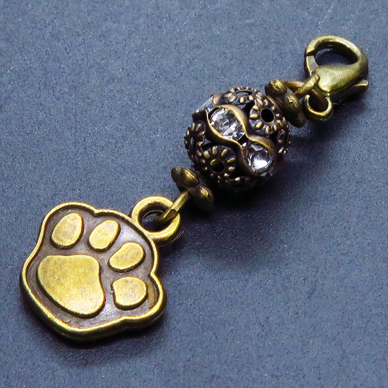 スマホ・マスクチャーム アンティークゴールド 肉球とメタルビーズのチャーム 猫 犬 金具変更可 ジャックピン追加可能