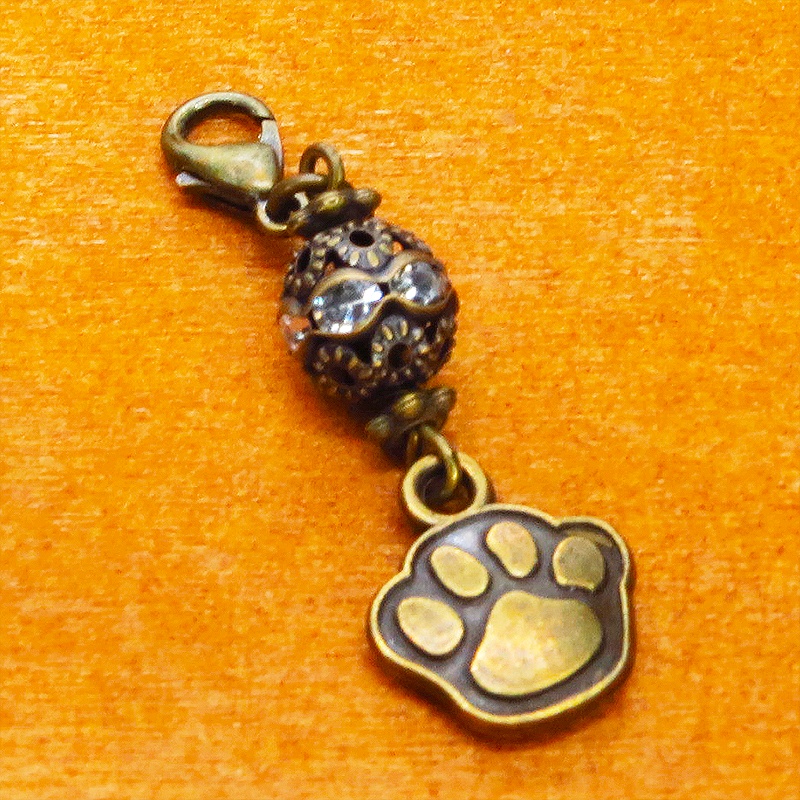 スマホ・マスクチャーム アンティークゴールド 肉球とメタルビーズのチャーム 猫 犬 金具変更可 ジャックピン追加可能