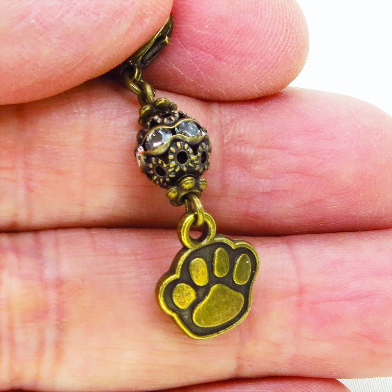 スマホ・マスクチャーム アンティークゴールド 肉球とメタルビーズのチャーム 猫 犬 金具変更可 ジャックピン追加可能