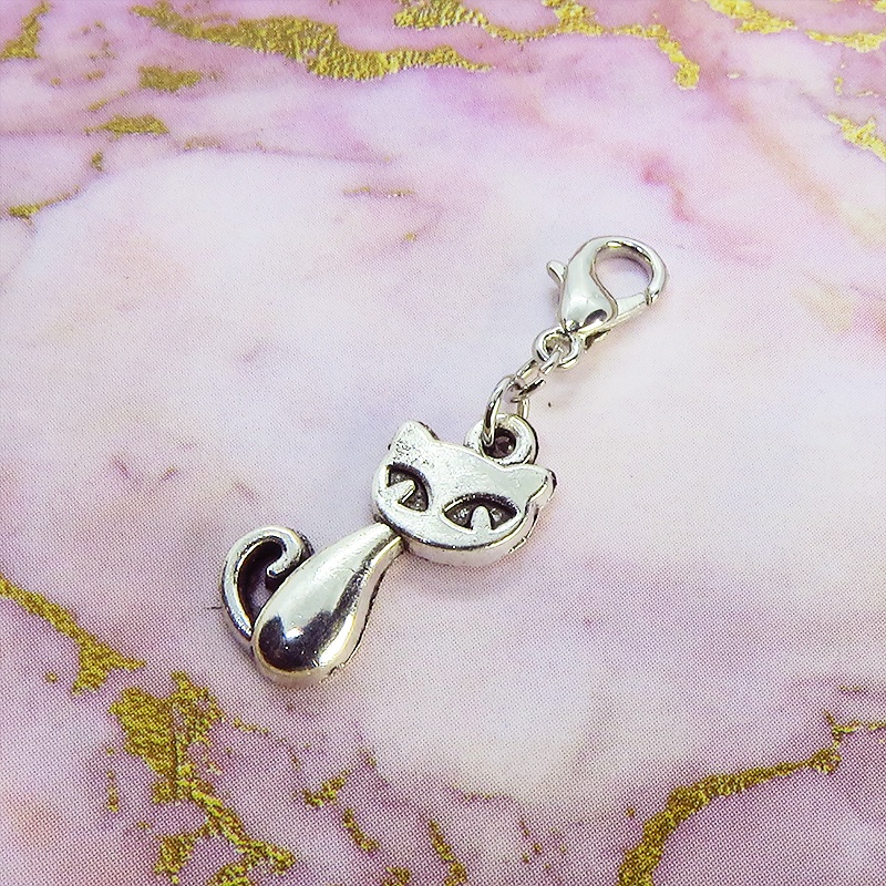 スマホ・マスクチャーム アンティークシルバー 猫モチーフのシンプルでコンパクトなチャーム ジャックピン追加可