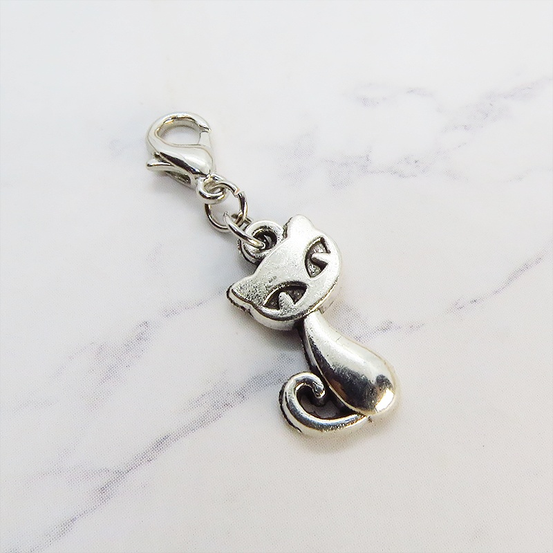 スマホ・マスクチャーム アンティークシルバー 猫モチーフのシンプルでコンパクトなチャーム ジャックピン追加可