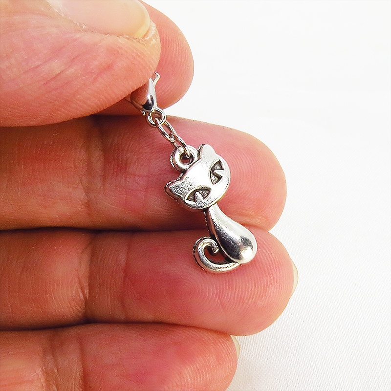 スマホ・マスクチャーム アンティークシルバー 猫モチーフのシンプルでコンパクトなチャーム ジャックピン追加可