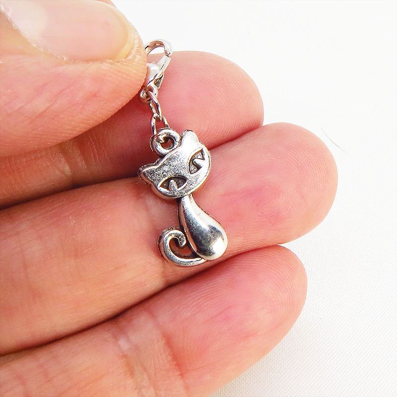 スマホ・マスクチャーム アンティークシルバー 猫モチーフのシンプルでコンパクトなチャーム ジャックピン追加可