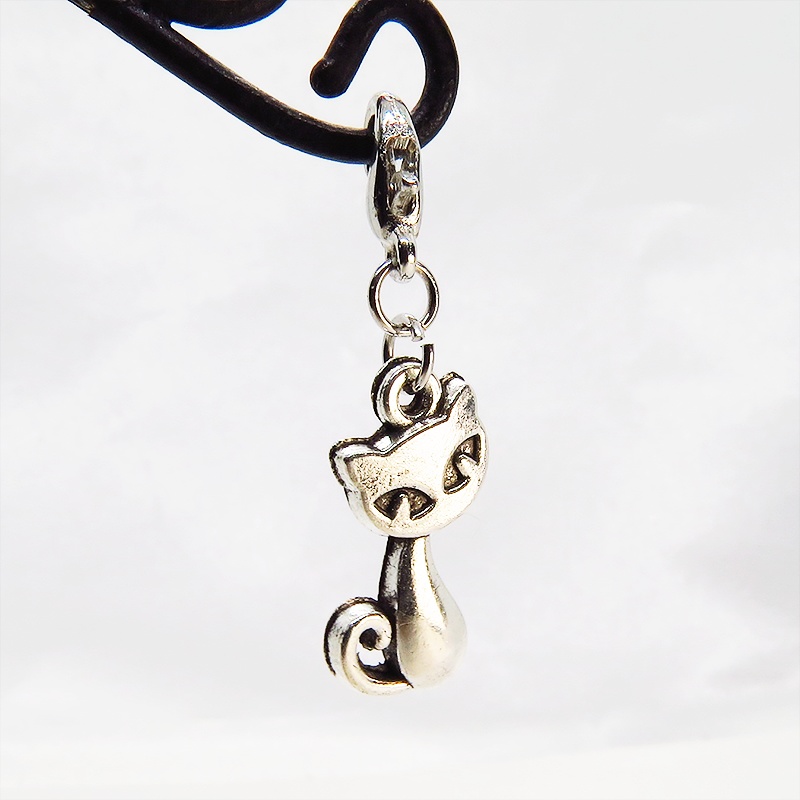 スマホ・マスクチャーム アンティークシルバー 猫モチーフのシンプルでコンパクトなチャーム ジャックピン追加可