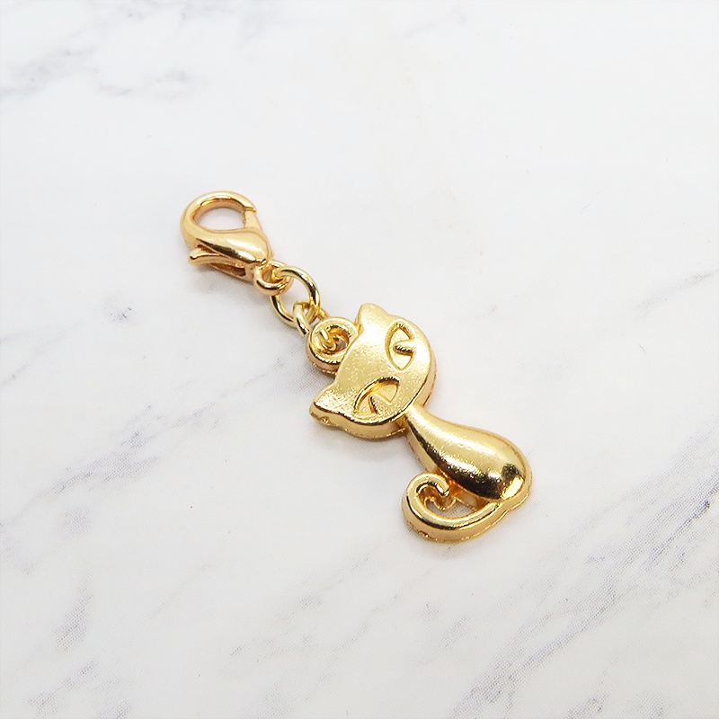 スマホ・マスクチャーム マットゴールドカラー 猫モチーフのシンプルでコンパクトなチャーム ジャックピン追加可