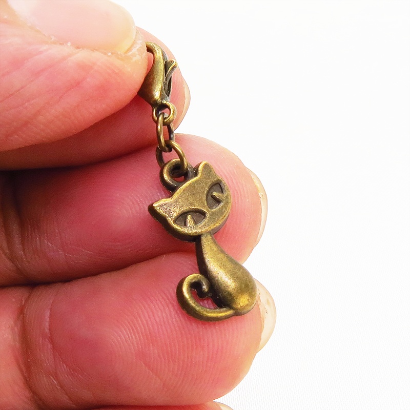 スマホ・マスクチャーム アンティークゴールド 猫モチーフのシンプルでコンパクトなチャーム ジャックピン追加可