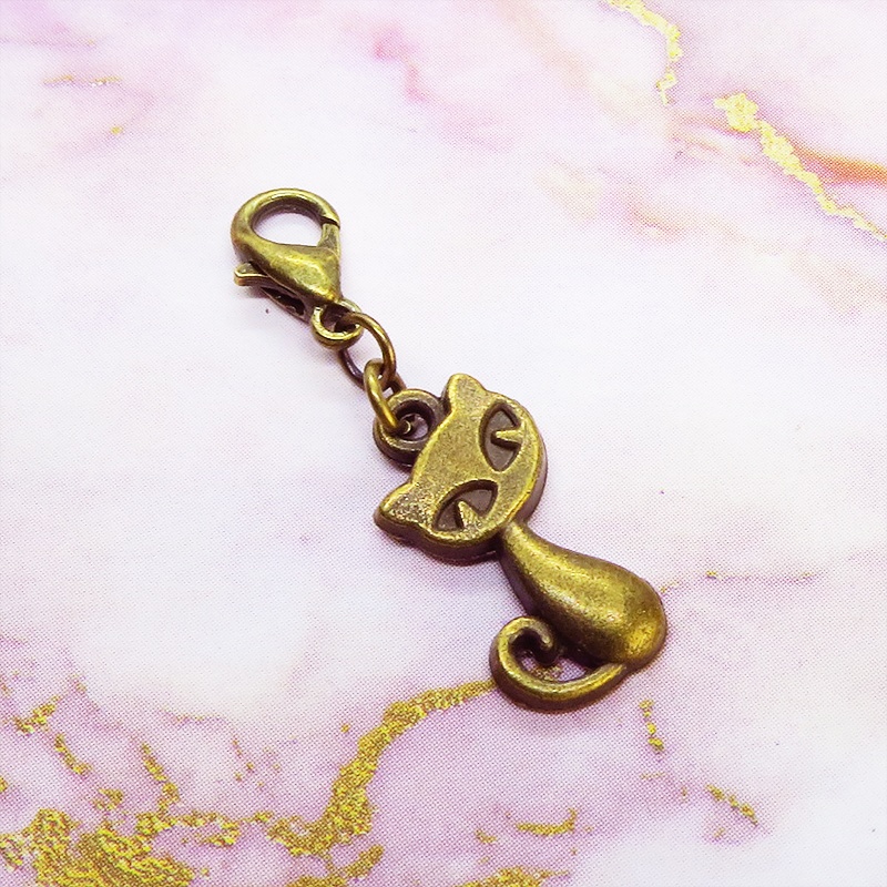 スマホ・マスクチャーム アンティークゴールド 猫モチーフのシンプルでコンパクトなチャーム ジャックピン追加可