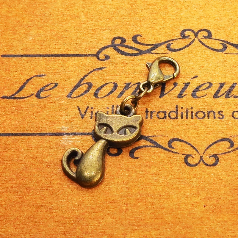 スマホ・マスクチャーム アンティークゴールド 猫モチーフのシンプルでコンパクトなチャーム ジャックピン追加可