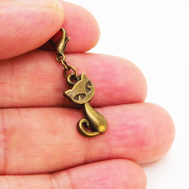 スマホ・マスクチャーム アンティークゴールド 猫モチーフのシンプルでコンパクトなチャーム ジャックピン追加可