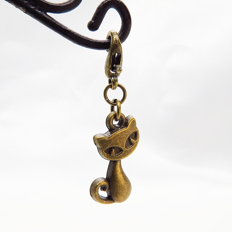 スマホ・マスクチャーム アンティークゴールド 猫モチーフのシンプルでコンパクトなチャーム ジャックピン追加可