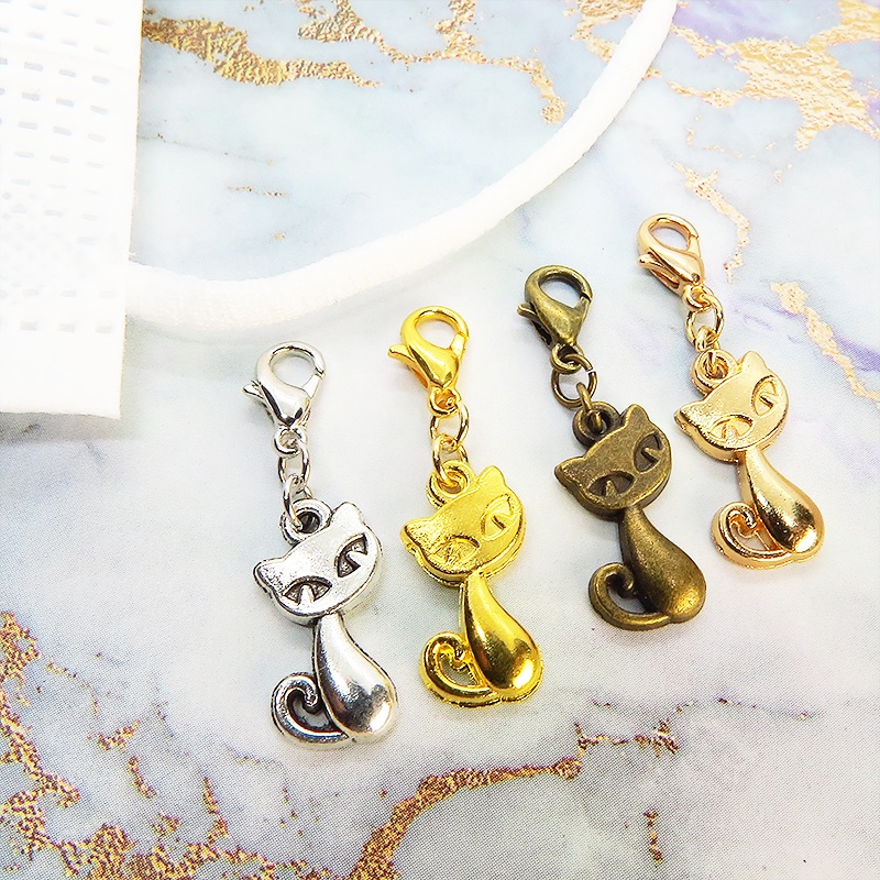 スマホ・マスクチャーム アンティークゴールド 猫モチーフのシンプルでコンパクトなチャーム ジャックピン追加可