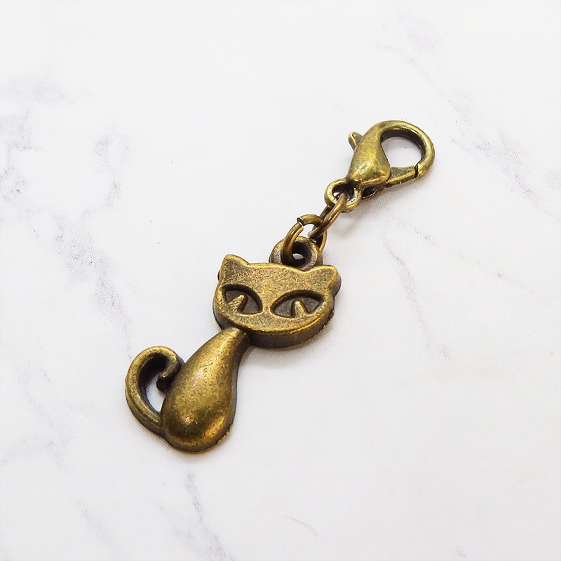 スマホ・マスクチャーム アンティークゴールド 猫モチーフのシンプルでコンパクトなチャーム ジャックピン追加可