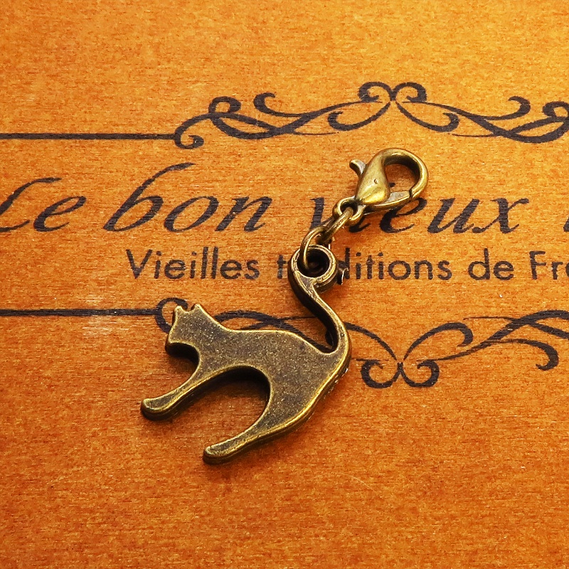 スマホ・マスクチャーム アンティークゴールド 跳ね猫モチーフのシンプルでコンパクトなチャーム ジャックピン追加可