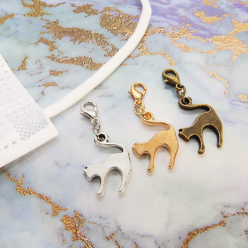 スマホ・マスクチャーム アンティークゴールド 跳ね猫モチーフのシンプルでコンパクトなチャーム ジャックピン追加可