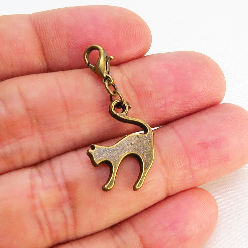 スマホ・マスクチャーム アンティークゴールド 跳ね猫モチーフのシンプルでコンパクトなチャーム ジャックピン追加可