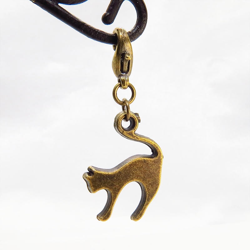 スマホ・マスクチャーム アンティークゴールド 跳ね猫モチーフのシンプルでコンパクトなチャーム ジャックピン追加可