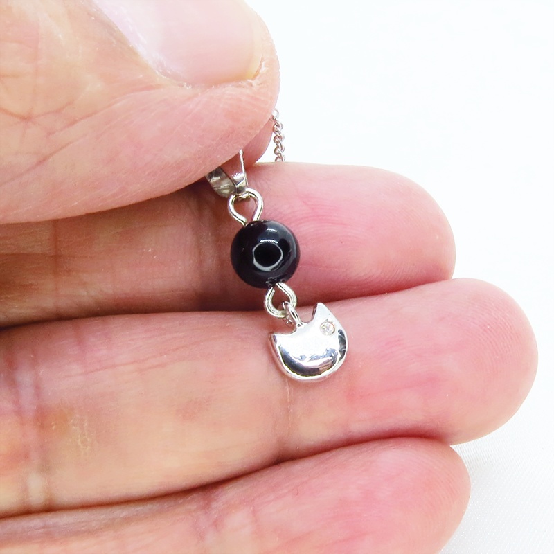 シルバー925 猫フェイスモチーフとオニキスを組合せたコンパクトなネックレス スワロフスキー アジャスター追加可