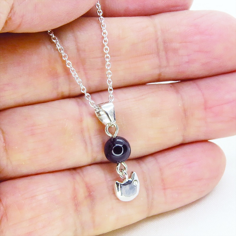 シルバー925 猫フェイスモチーフとオニキスを組合せたコンパクトなネックレス スワロフスキー アジャスター追加可