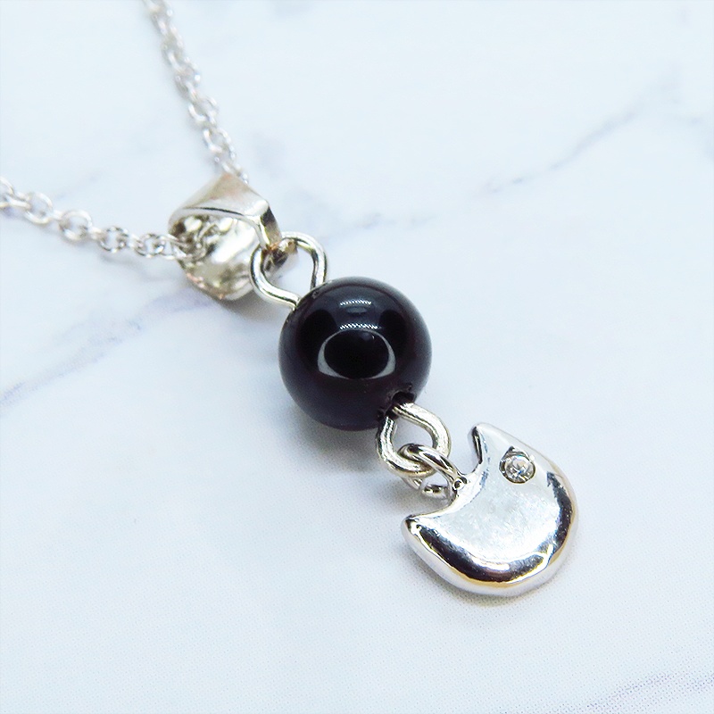 シルバー925 猫フェイスモチーフとオニキスを組合せたコンパクトなネックレス スワロフスキー アジャスター追加可