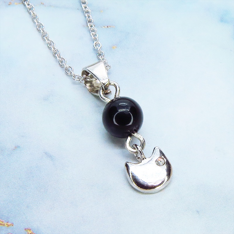 シルバー925 猫フェイスモチーフとオニキスを組合せたコンパクトなネックレス スワロフスキー アジャスター追加可