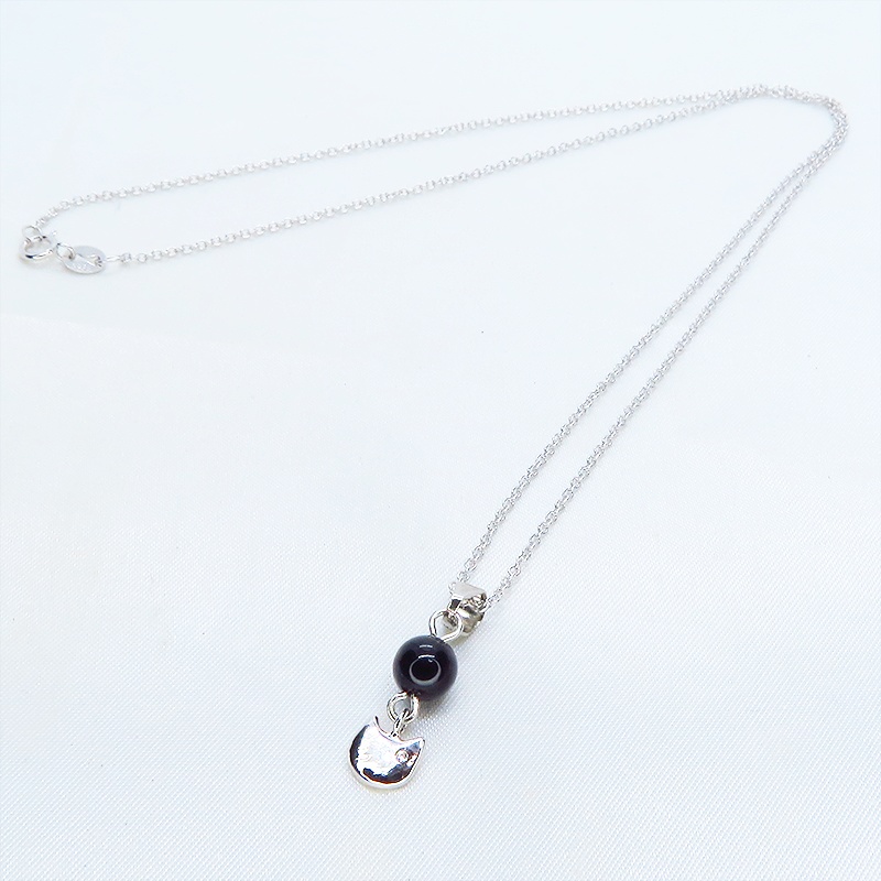 シルバー925 猫フェイスモチーフとオニキスを組合せたコンパクトなネックレス スワロフスキー アジャスター追加可