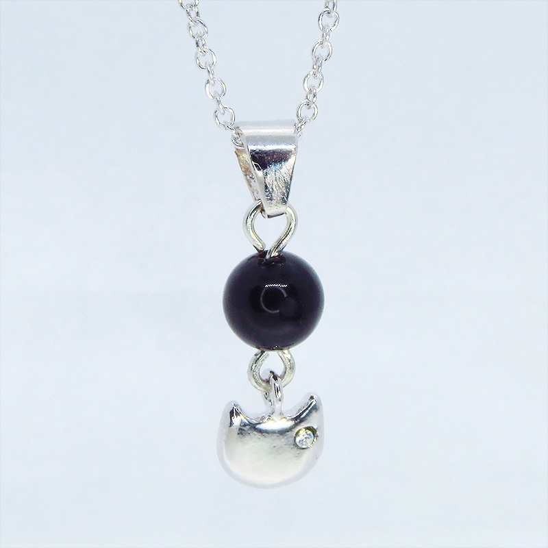 シルバー925 猫フェイスモチーフとオニキスを組合せたコンパクトなネックレス スワロフスキー アジャスター追加可