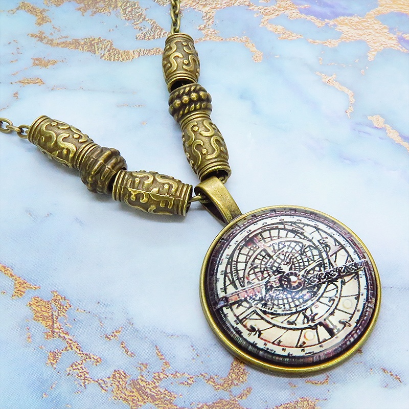 アンティークゴールド 羅針盤・方位磁針のイラストのペンダント・ネックレス 重力針 スチームパンク風 ガラス