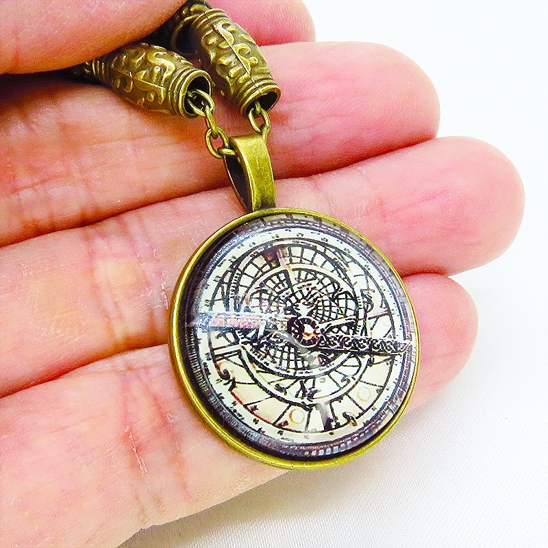 アンティークゴールド 羅針盤・方位磁針のイラストのペンダント・ネックレス 重力針 スチームパンク風 ガラス