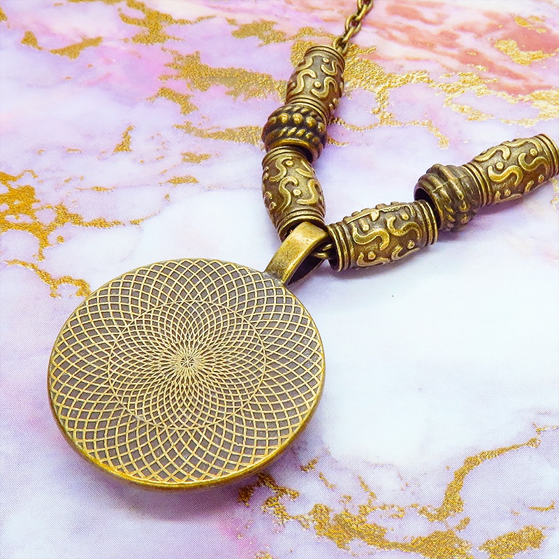 アンティークゴールド 羅針盤・方位磁針のイラストのペンダント・ネックレス 重力針 スチームパンク風 ガラス